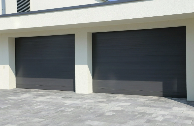 czarne bramy garażowe